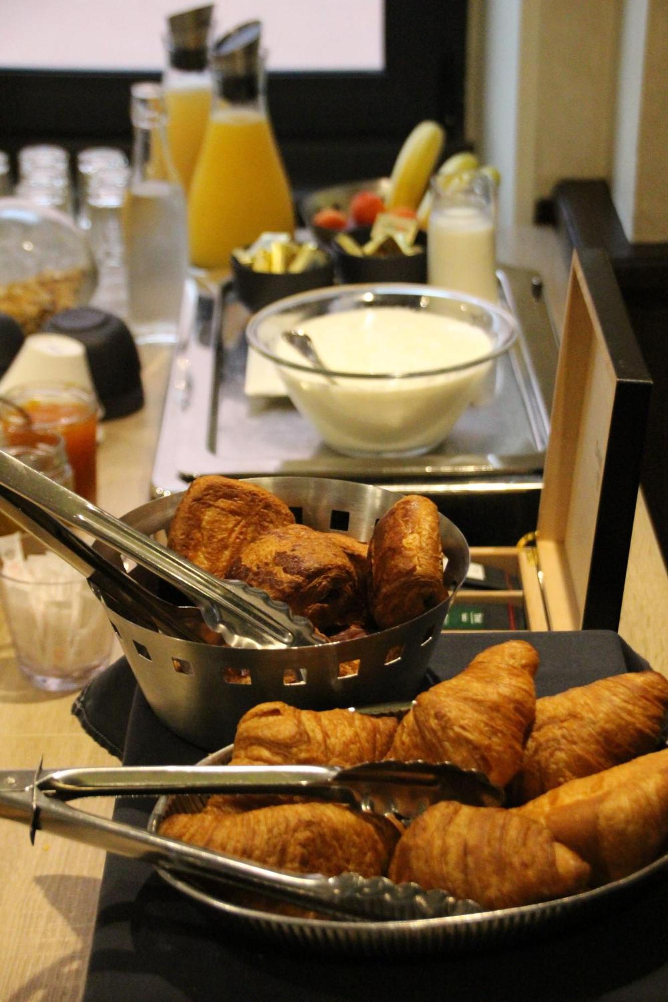 Hotel Le Pont Neuf Saint-Affrique Ngoại thất bức ảnh
